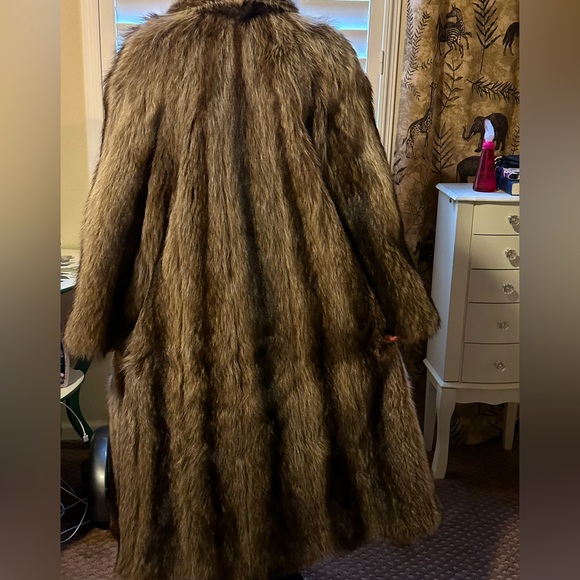 Vintage S Brody Fine Furs Long-haired, Full-length Raccoon Fur Coat - Picture 4 of 10